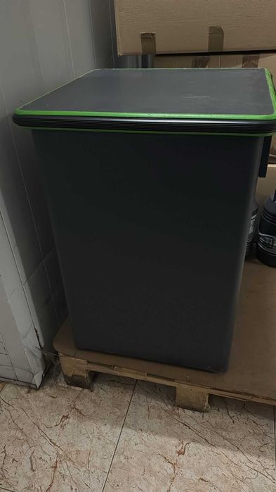 Mesa em metal para arrumações