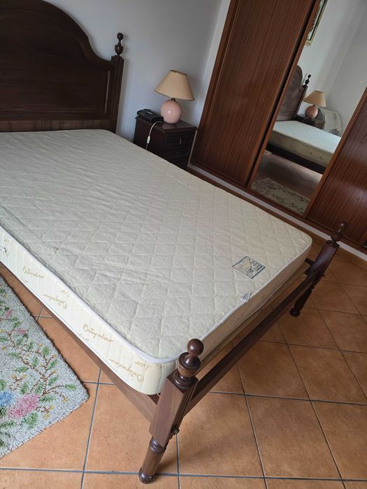 Cama | mesas de cabeceira | cómoda | espelho