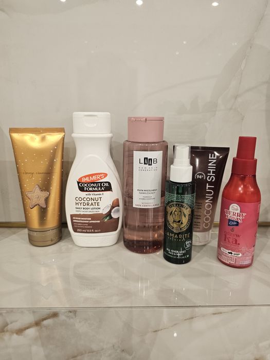 Zestaw kosmetyków widoczny na zdjęciu