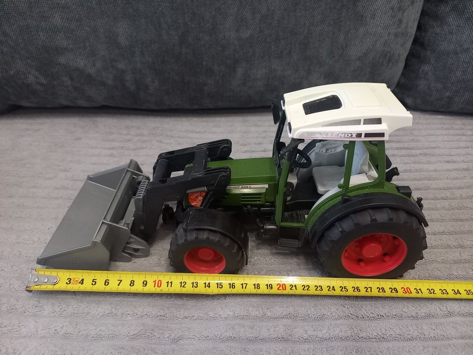 Трактор з ковшем Fendt від Bruder