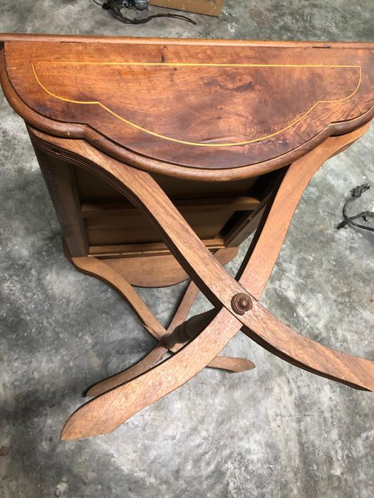 Mesa antiga em castanho