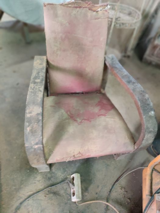 Cadeirão antigo em madeira