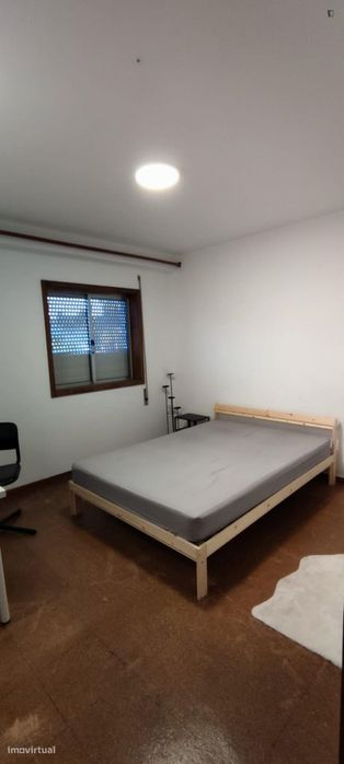Quarto - localizado em Campanhã Porto