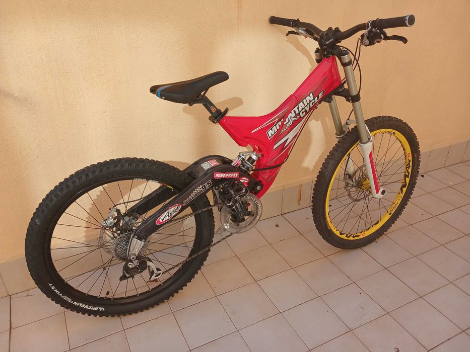 Bicicleta Downhill Mountain Cycle.                    BoXXer WorldCup