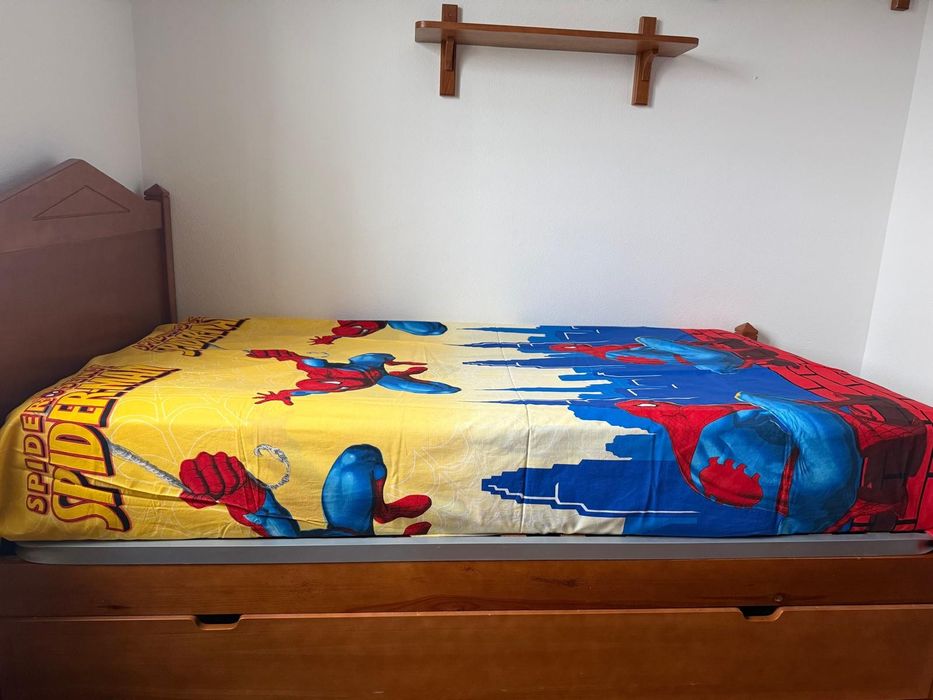 Cama  em madeira de cerejeira + colchão Pikolin + roupa de cama , escrivaninha e estantes, também em madeira cerejeira