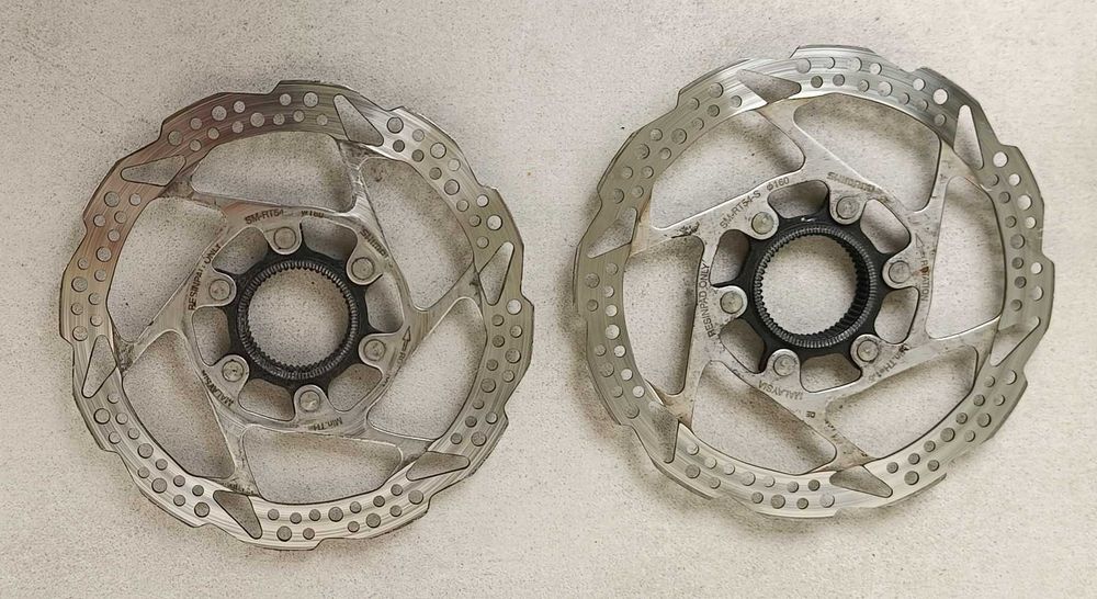 2 tarcze hamulcowe SHIMANO 160mm+ okładziny z widełkami + 2 zawleczki, mocno używane/ TANIO!