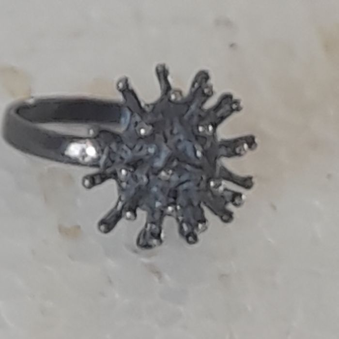 Stary srebrny pierścionek jeżyk