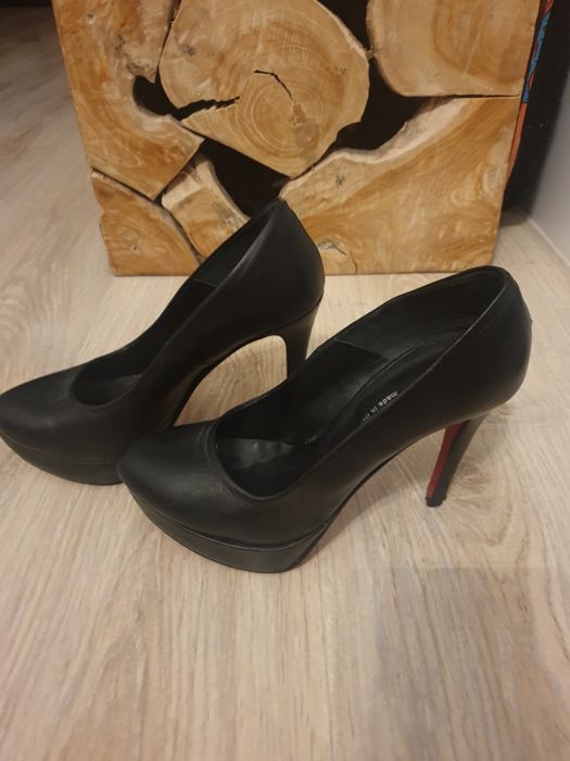 Szpilki czarne Prima Moda 37 z czerwona podeszwa