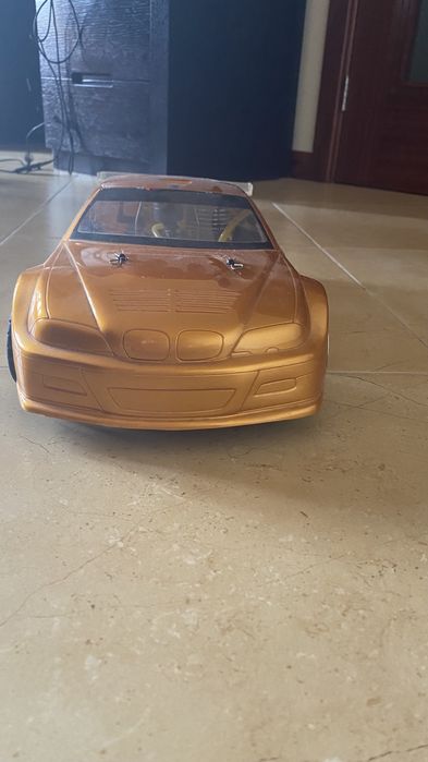 Carro telecomandado a gasolina