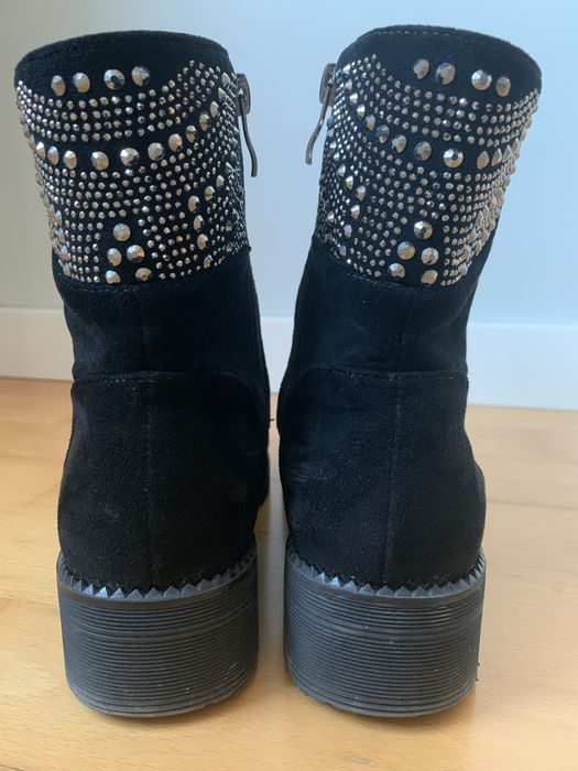 Botins pretos em camurça