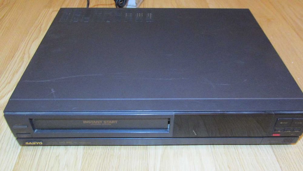 Magnetowid Sanyo  VHR-7100EE sprawny