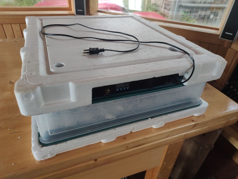 Інкубатор автоматичний Птаха на 130 яєць