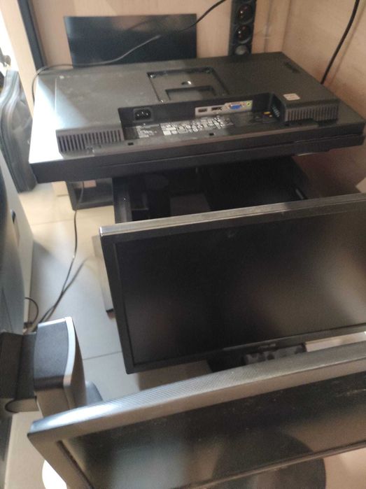 4 x Monitor, Samsung S23C650D, ASUS VP228