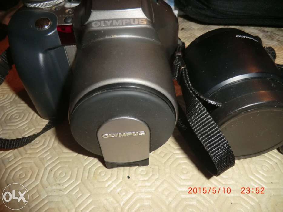 Maquina de fotografia com objetiva.