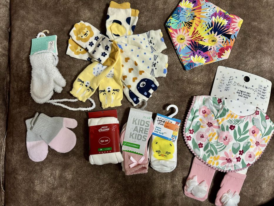 Продам носочки,рукавички,колготки,слюнявчик на девочку до года