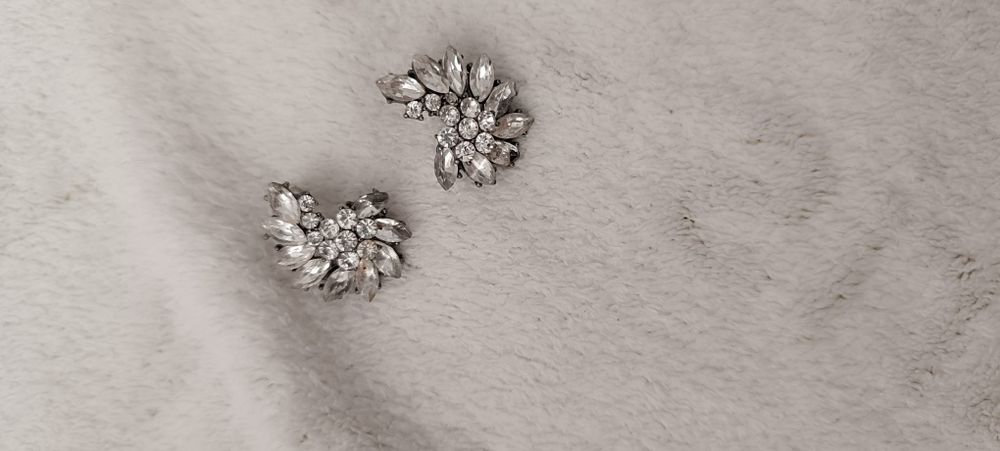 Par de brincos com brilhantes. Usados