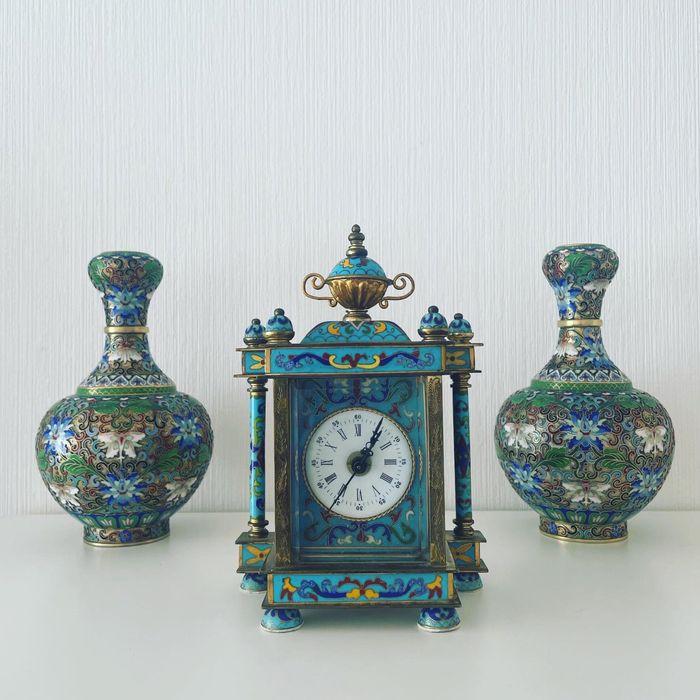 Китайский набор, часы и пара ваз в эмали