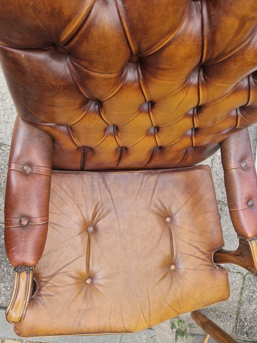 Skórzany fotel w stylu chippendale