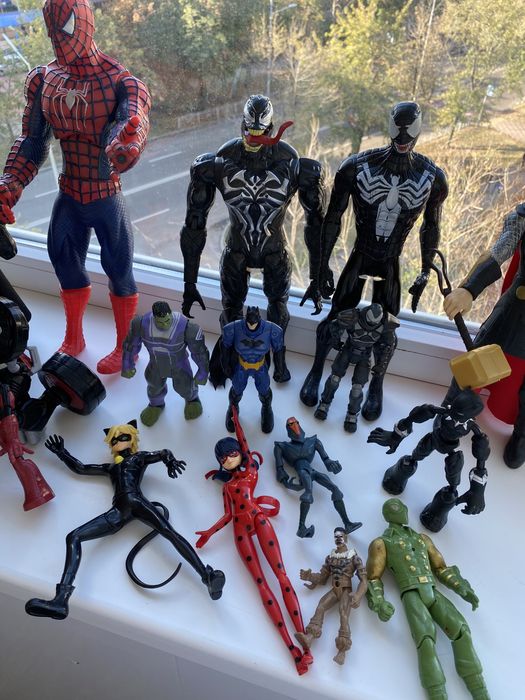 Супергерої бетмен, веном, людина павук, леді баг, супер кіт