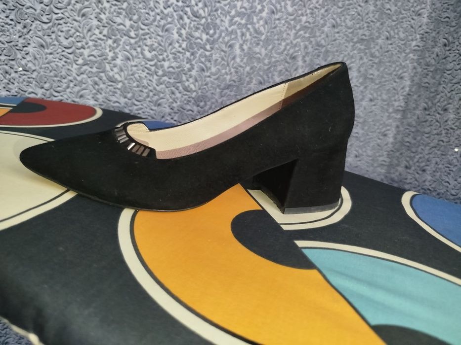 Продам замшеві туфлі