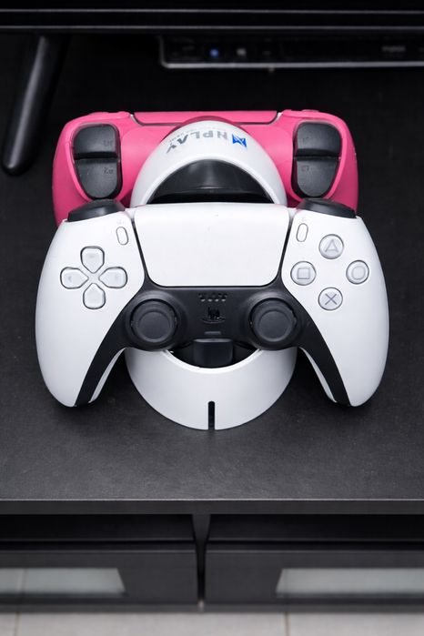PS5 Fat 1TB + 2 Comandos (Branco e Rosa) + Jogos + Stand Carregamento