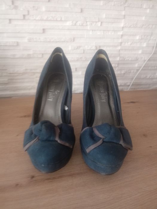Granatowe buty na obcasie
