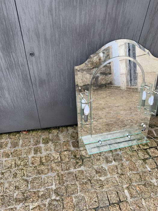 Espelho para W C impecavel  com luz e parteleira