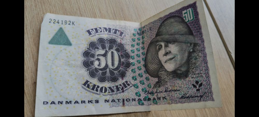 banknot 50 koron dunskich z emisji 1999–2005.

Na zdjęciu znajdu