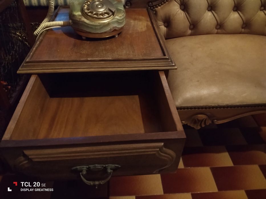 Mesinha vintage de telefone