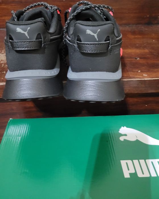 Sapatilhas Puma- Preto com apontamentos vermelho
