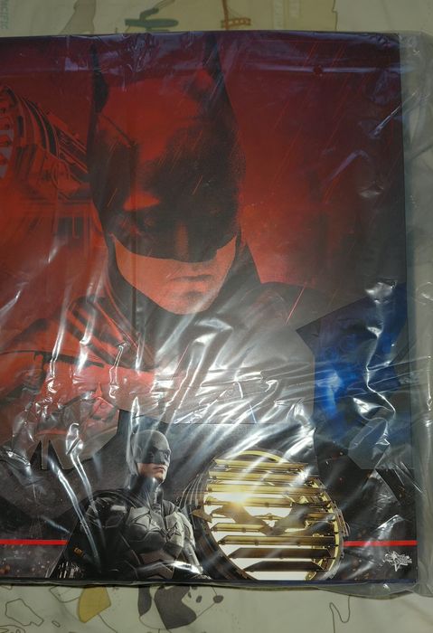 Hot Toys 1/6 Scale Movie Masterpiece The Batman with Bat-Signal (MMS641) MISB
