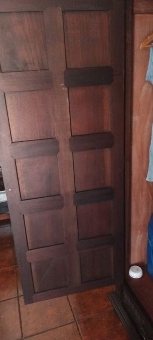 Guarda-fatos Antigo em Madeira Escura com Entalhes – Excelente Estado