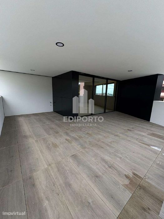 Exclusivo T1 com Varanda de 20m² e Arquitetura de Autor – S. Cosme, Go