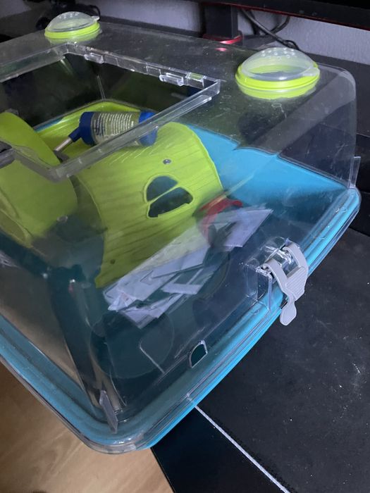 Gaiola hamster com palha e comida