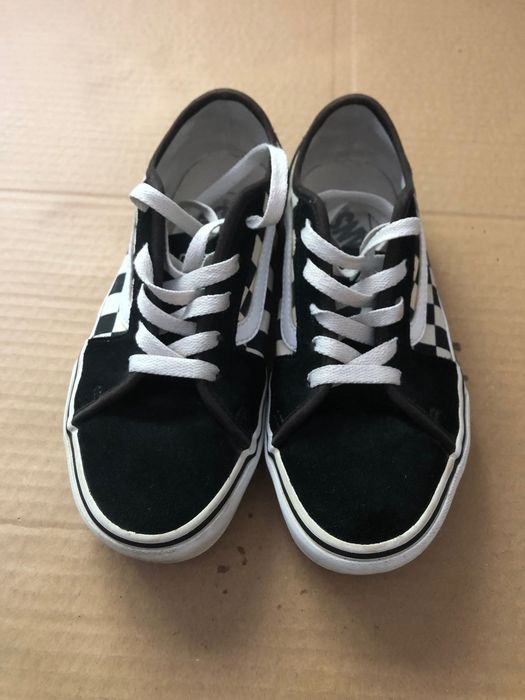 Tênis Vans original quadriculado.