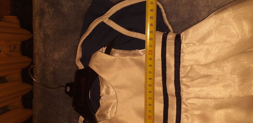 Sukienka ecru kremowa bordo tiul buciki spinki biała granatem bolerko