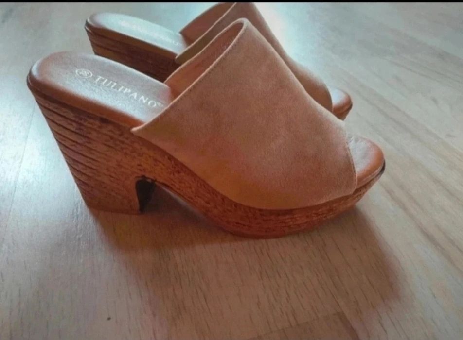 Klapki beżowe wysokie Tulipano