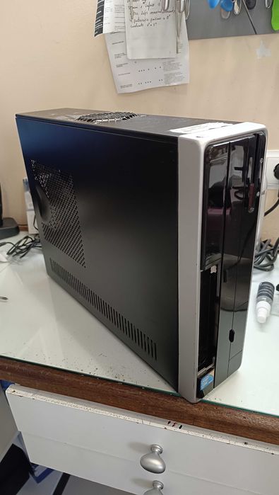 4 torres e uma fonte de alimentação