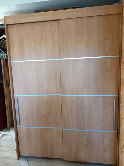 Szafa ubraniowa z drzwiami przesuwnymi