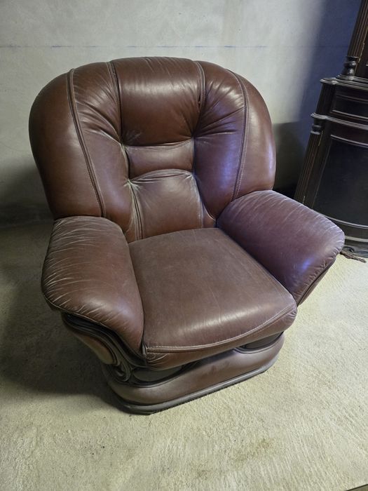 Conjunto de tres sofas e mês de centro