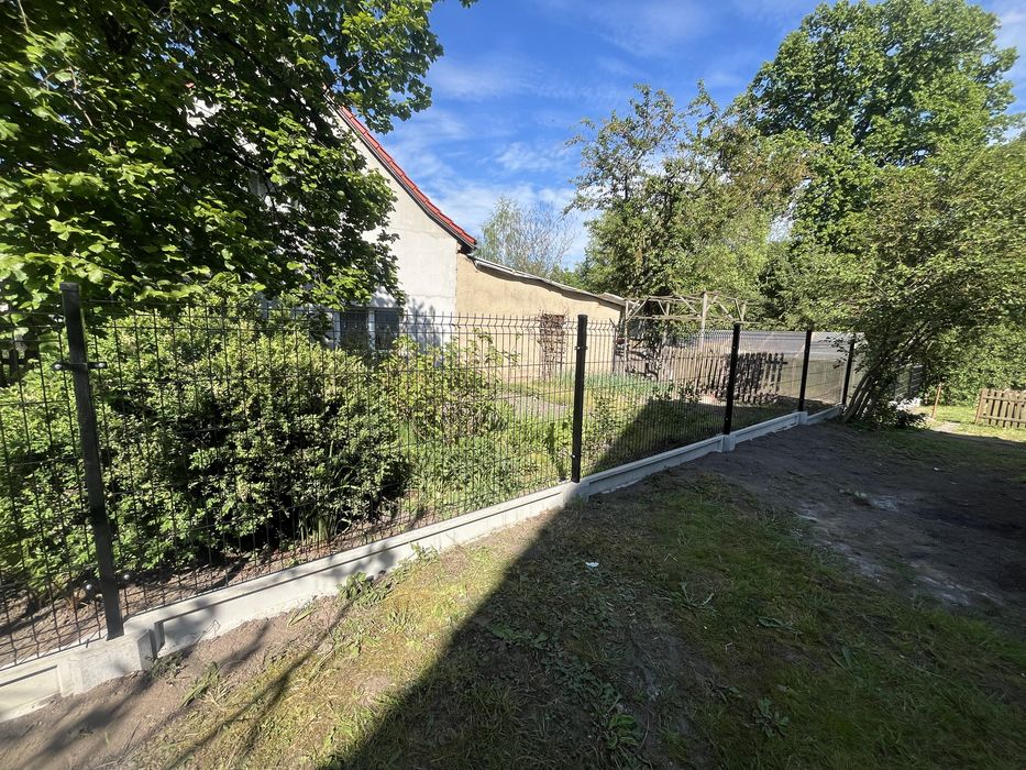 Montaż ogrodzeń/ogrodzenia (siatka, panel, drewniane)