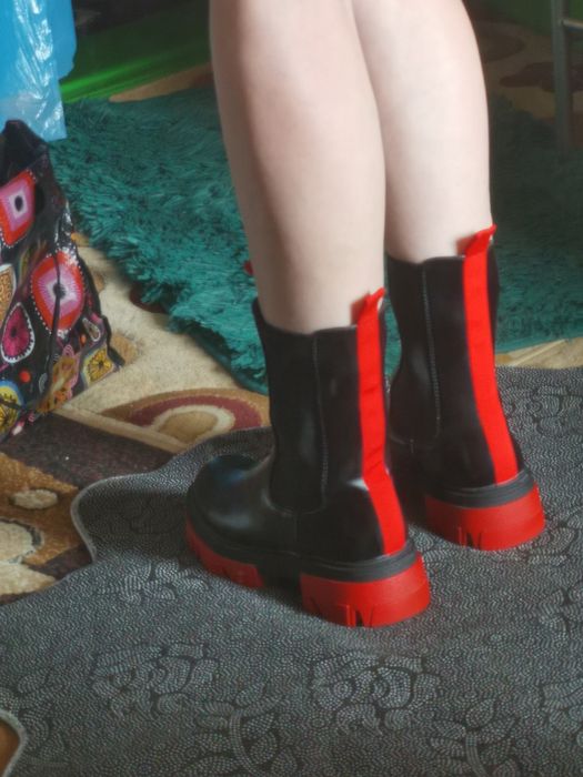 Botki czarne z czerwoną podeszwą 24cm