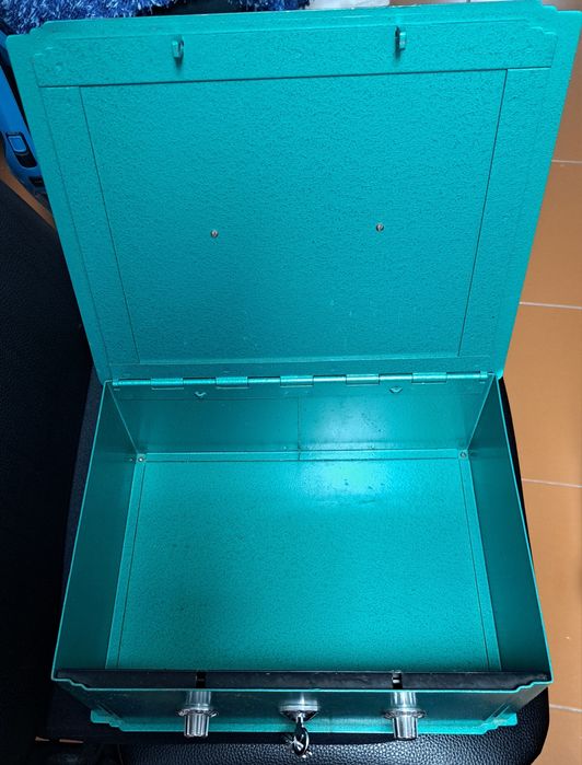 Cofre marca CRC,como novo.