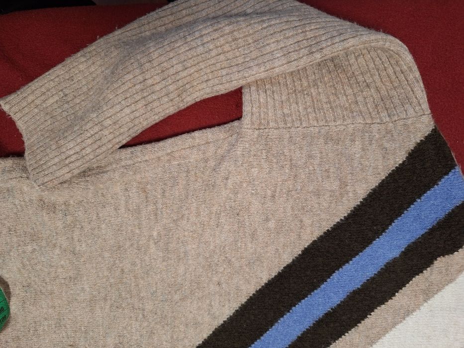 Sweterek damski beżowy.