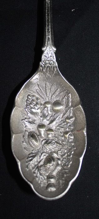 Colher antiga de metal, colher de sobremesa ou para servir frutas.