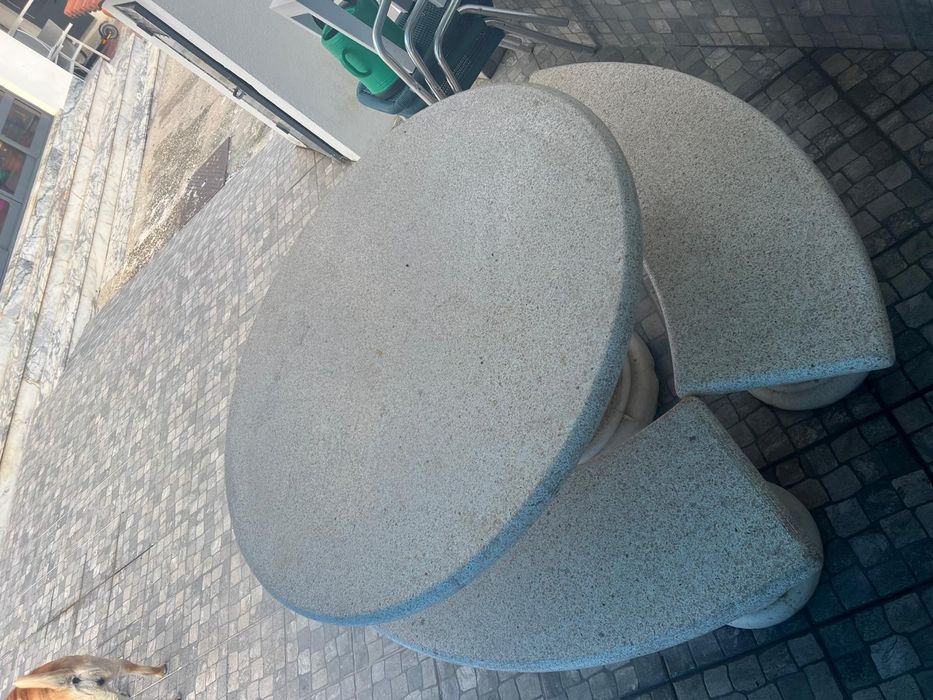 Vende se um jogo de mesa com três bancos  para jardim