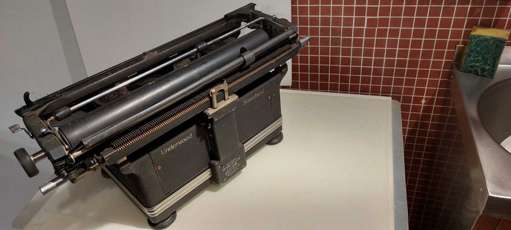 SALDOS - Para desocupar - Máquina Escrever UnderWood Standard