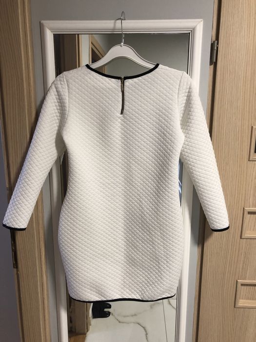 Biała sukienka oversize