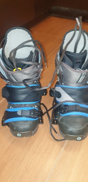 Buty i zapięcia snowboardowe.