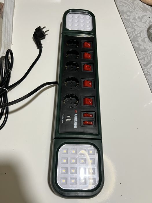 Extensão com 5 tomadas e entrada USB